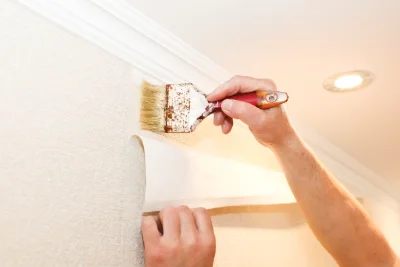 Pose de papier peint au Tartre — revêtements muraux et toiles de verre
